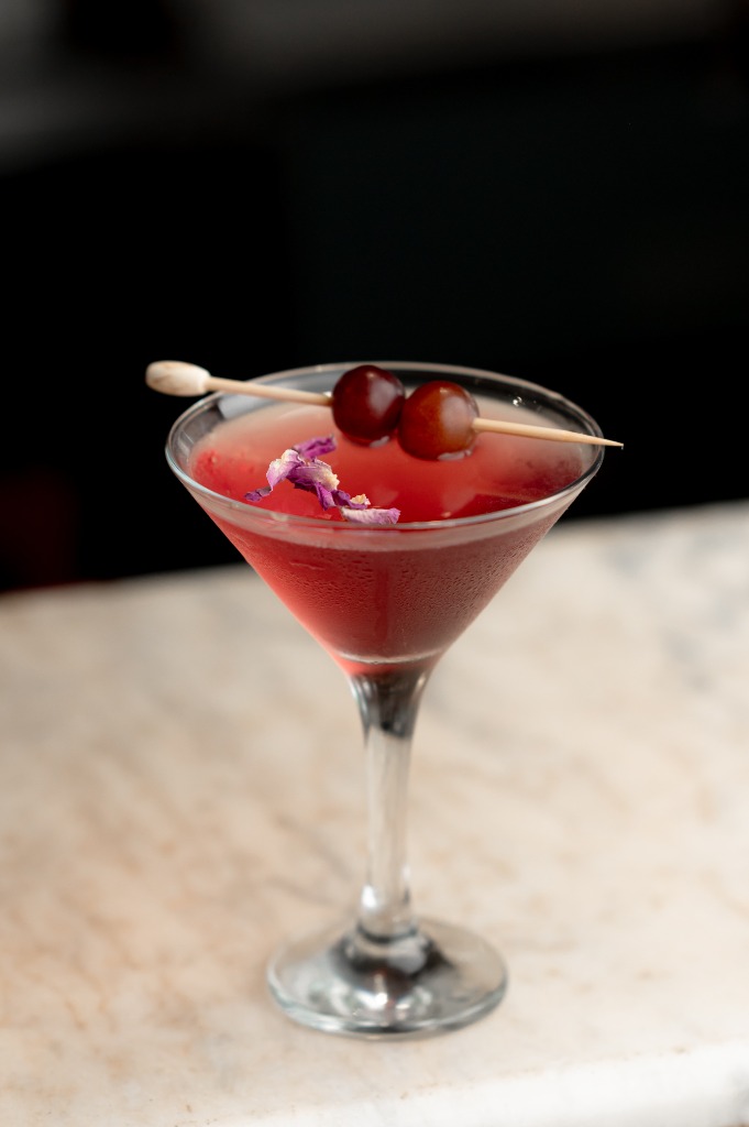 Red Martini Rosso koktél koktélcseresznyével és szárított virágszirmokkal