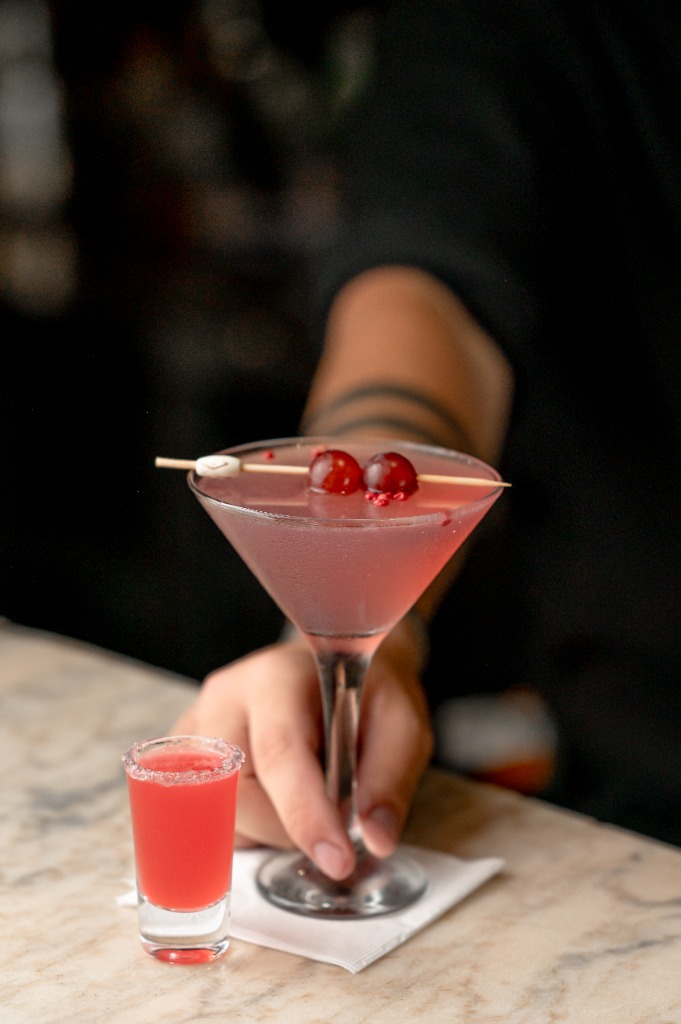 Red Martini Rosso koktél tálalása a bárpulton