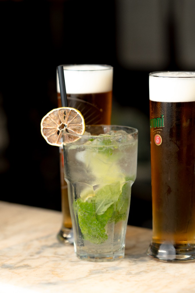 Friss mentás Mojito koktél és hideg Peroni csapolt sörök a bárpulton