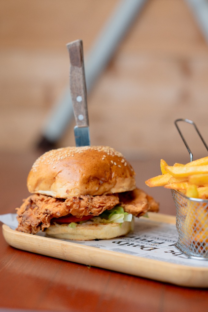 Ropogós csirke burger hasábburgonyával