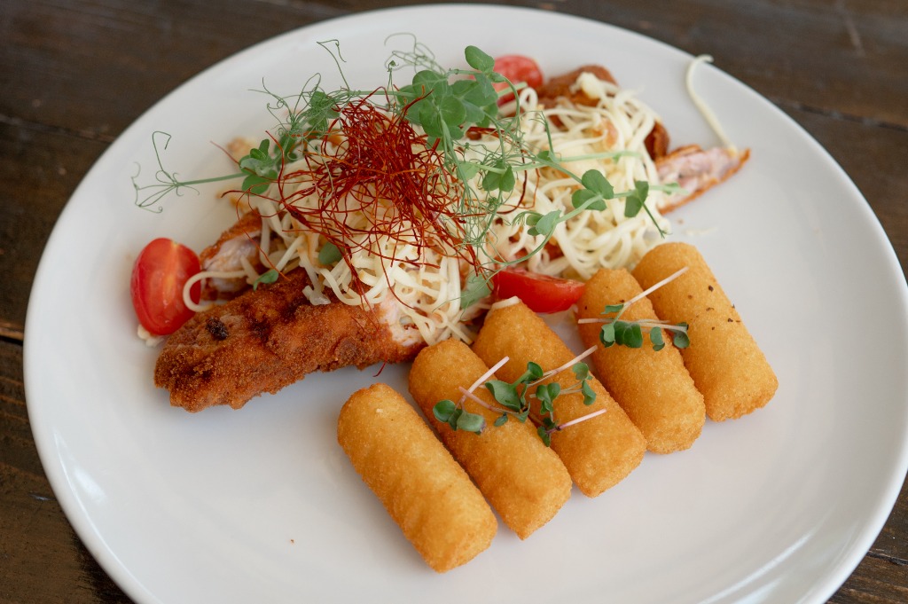 Ropogós rántott szelet krokettel és friss salátadísszel