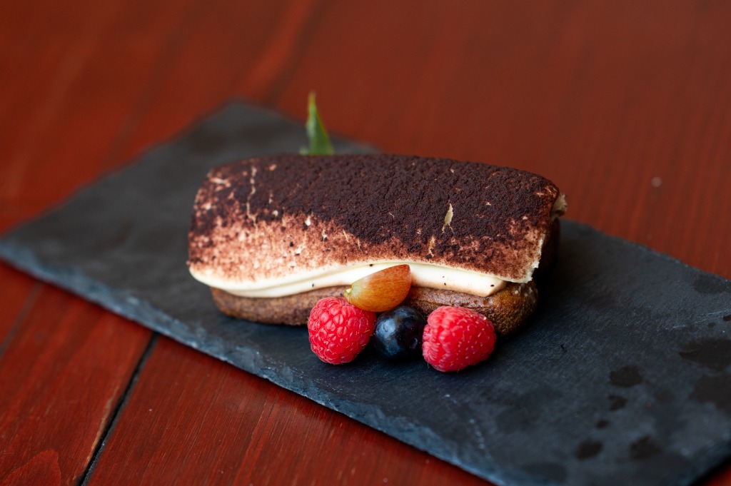 Klasszikus tiramisu kávés piskótával és gyümölcsdísszel
