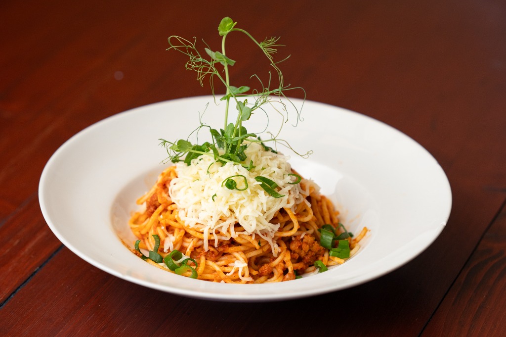Klasszikus Spaghetti Bolognese reszelt sajttal és borsóhajtással