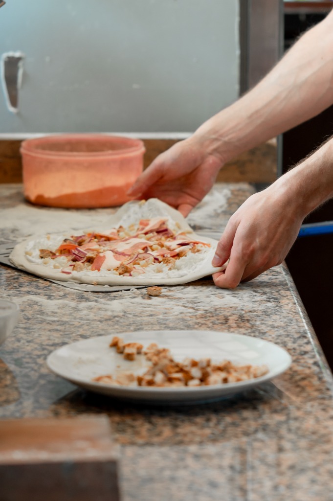 Pizzakészítő finoman megemeli a tészta szélét