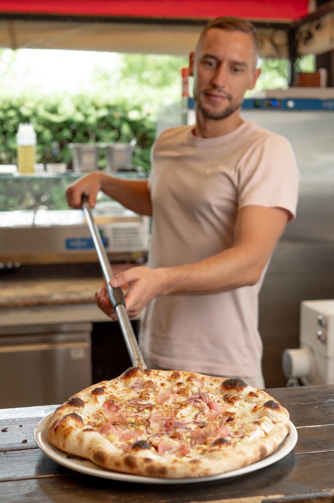 Friss tejfölös-baconös pizza a pulton behelyezés előtt
