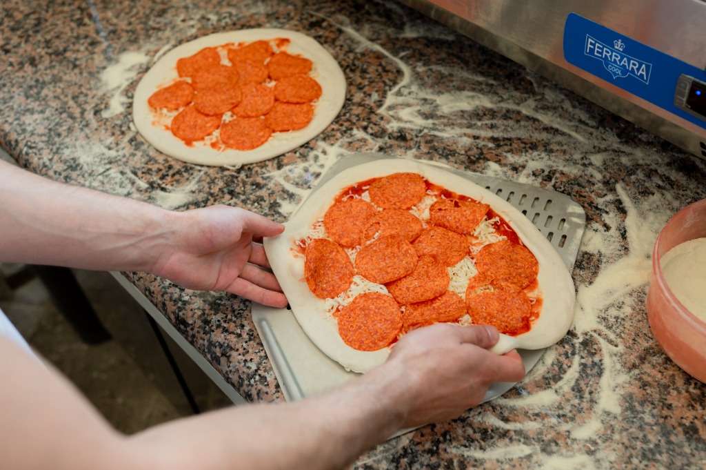 Nyers tejfölös-baconös pizza a kemence forró kövén