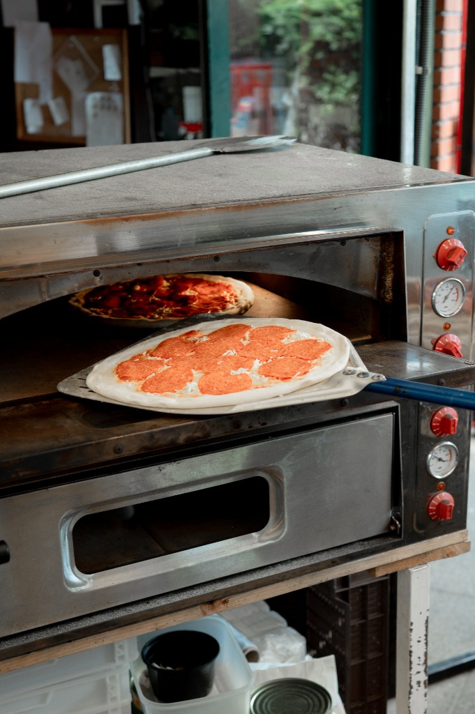 A pizza szélének hólyagosodása és pirulása a sütés alatt