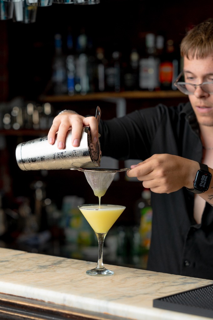 Limonádé szűrése martini pohárba finomszűrővel